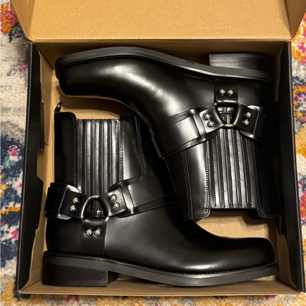 *NWT* *NWB* Marc Fisher Mizzie Chelsea Boot. Size 8. New!